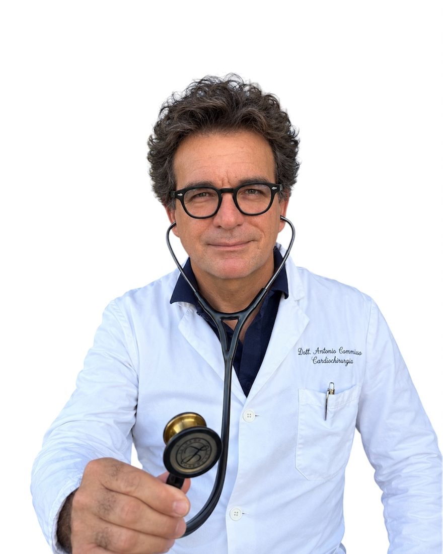 Il Dr. Mario Commodo, in camice, con lo stetoscopio in mano